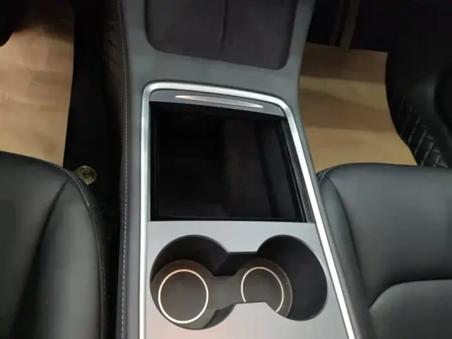 Tesla Model 3 — Фото автомобиля 16