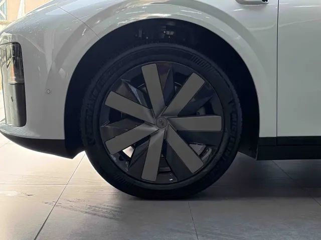 Li Auto i6 — Фото автомобиля 9