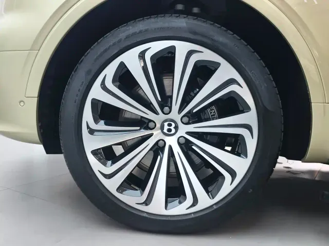 Bentley Bentayga — Фото автомобиля 18