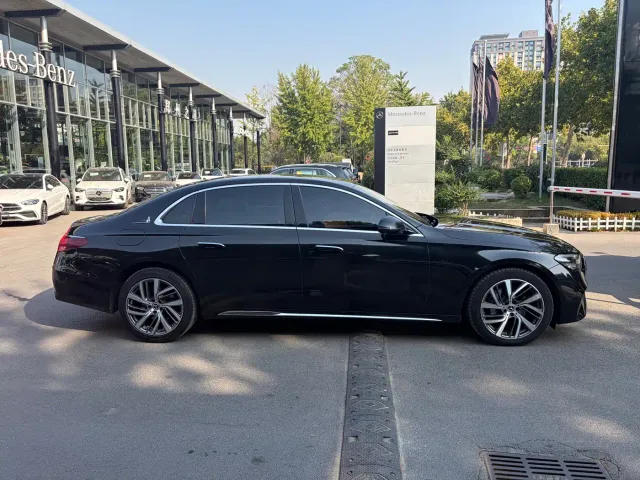 Mercedes-Benz E-Class — Фото автомобиля 3