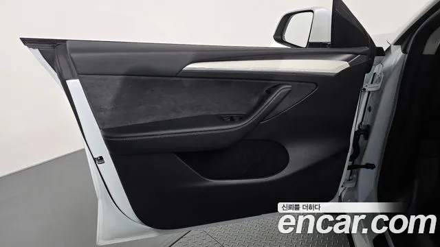 Tesla Model Y — Фото автомобиля 13
