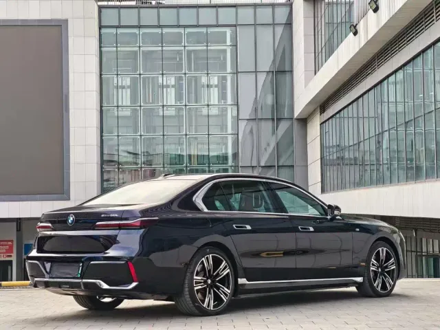 BMW i7 — Фото автомобиля 7