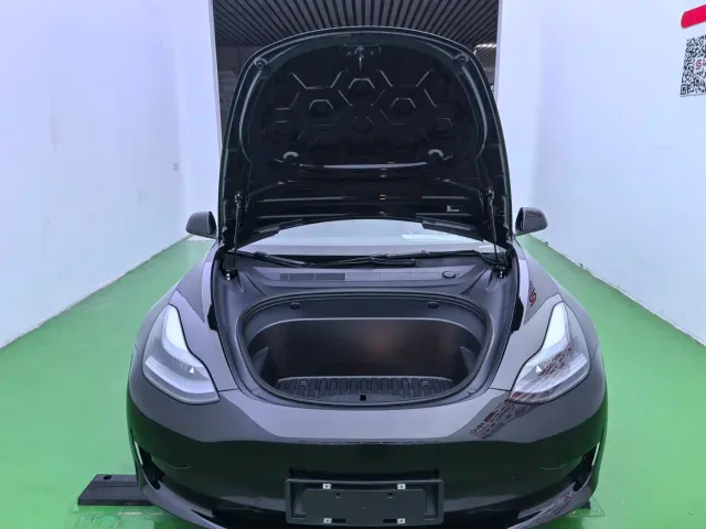 Tesla Model 3 — Фото автомобиля 12