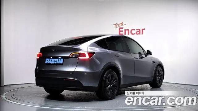 Tesla Model Y — Фото автомобиля 2