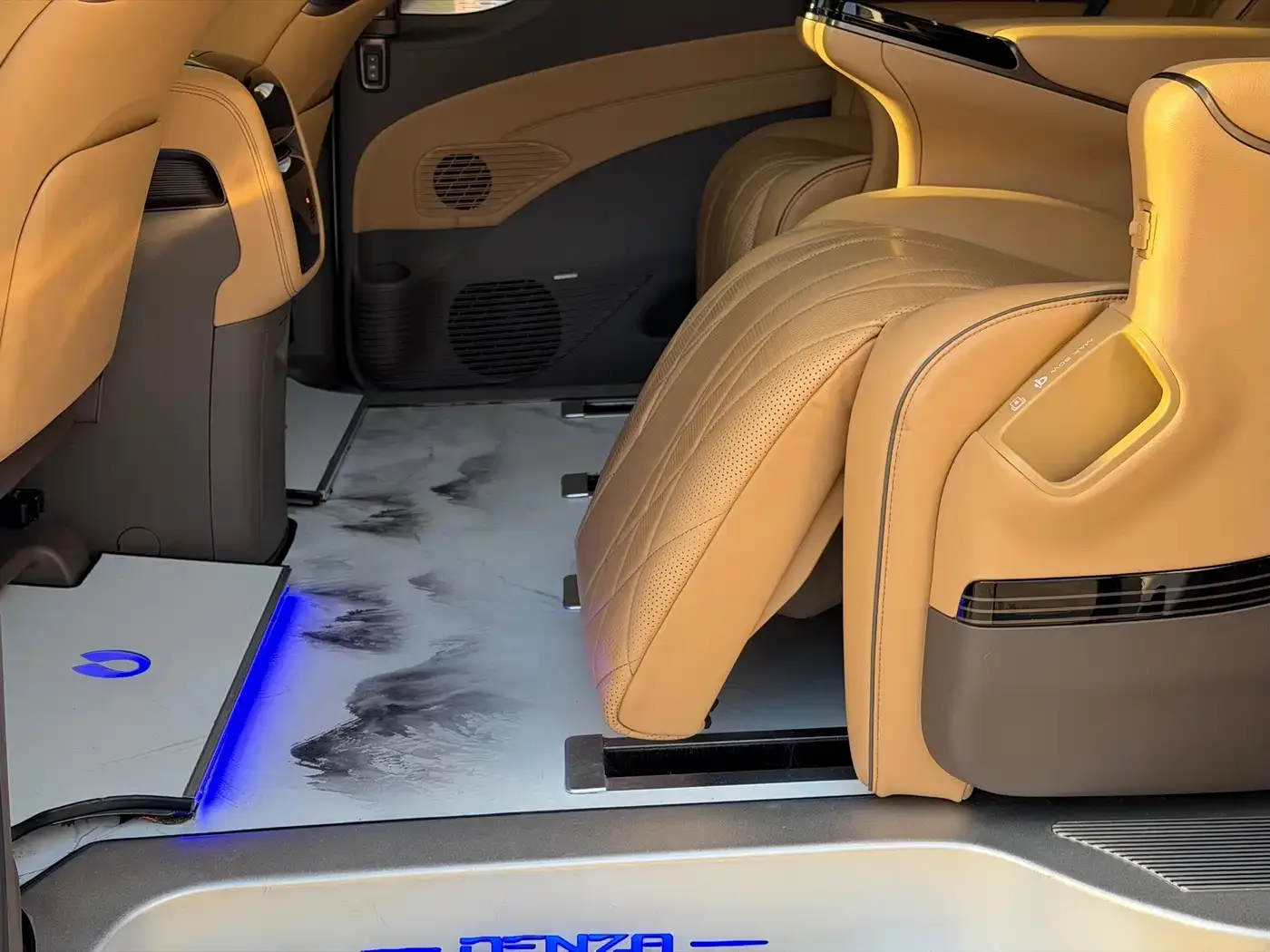 Denza Denza D9 2022 DM-i 1040 Premium — Фото автомобиля 13