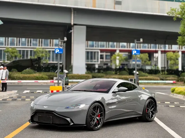 Aston Martin V8 Vantage — Фото автомобиля 3