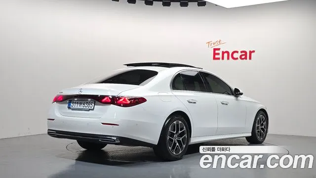 Mercedes-Benz E-Class — Фото автомобиля 2