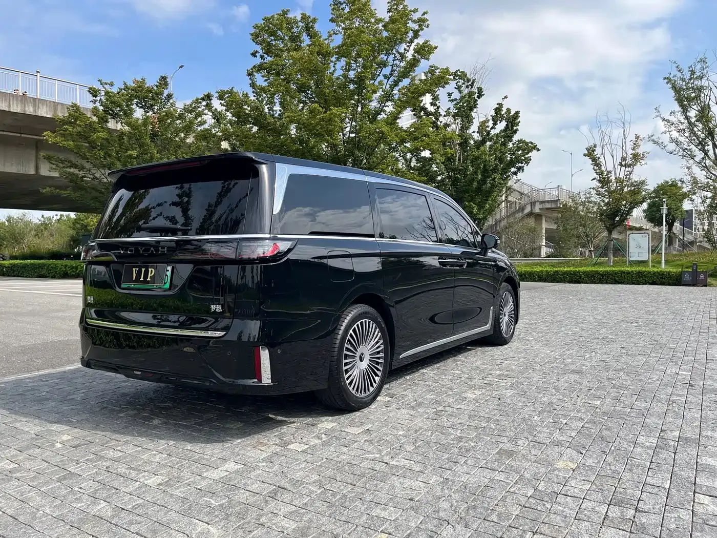 Voyah Auto Voyah Dreamer 2025 PHEV 4WD Kunpeng Premium Edition — Фото автомобиля 10
