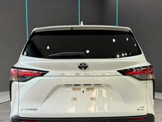 Toyota Sienna — Фото автомобиля 7