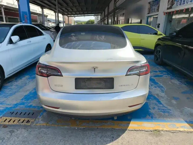 Tesla Model 3 — Фото автомобиля 5