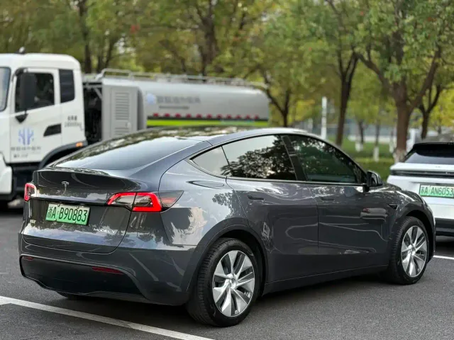 Tesla Model Y — Фото автомобиля 7