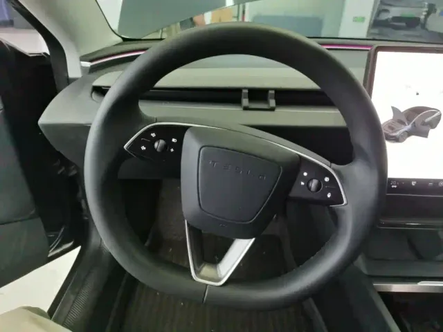 Tesla Model 3 — Фото автомобиля 10