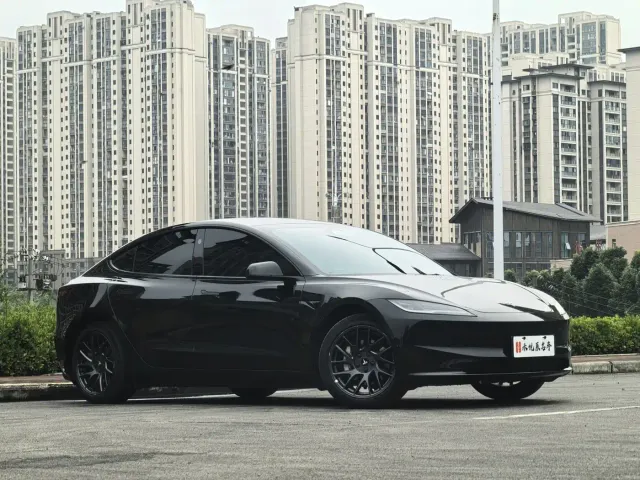 Tesla Model 3 — Фото автомобиля 3