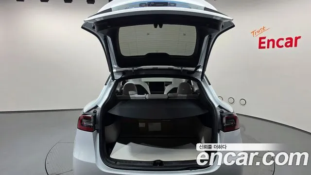 Tesla Model Y — Фото автомобиля 15