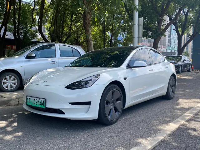 Tesla Model 3 — Фото автомобиля 2
