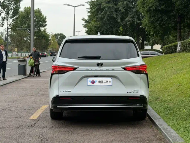 Toyota Sienna — Фото автомобиля 5