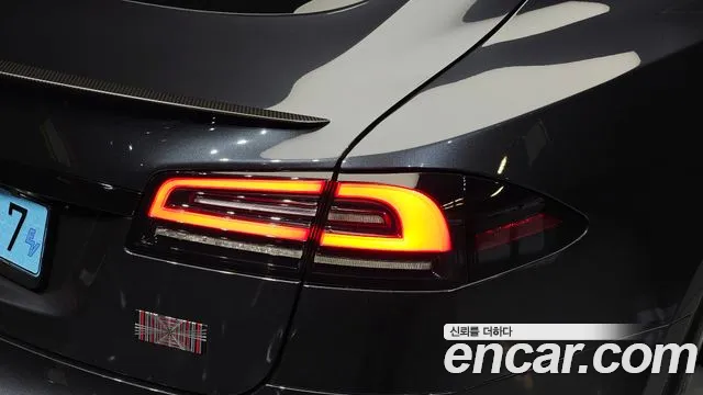 Tesla Model S — Фото автомобиля 8