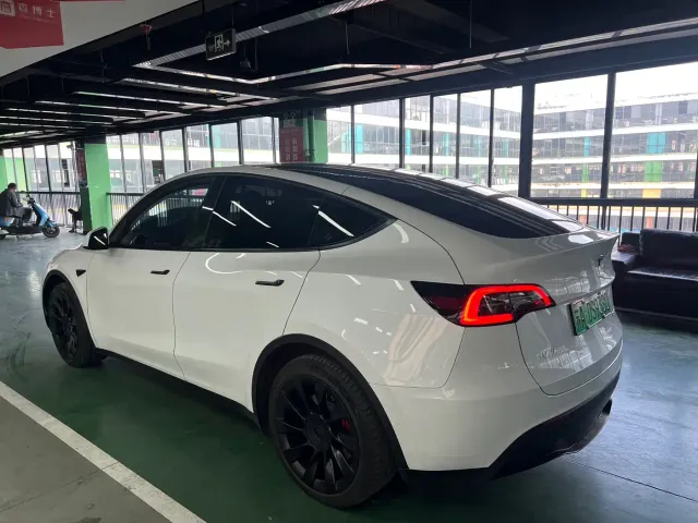 Tesla Model Y — Фото автомобиля 9