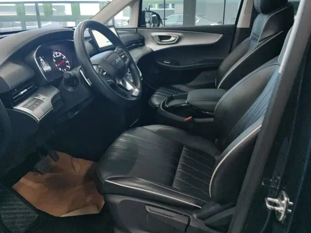 Roewe iMAX8 — Фото автомобиля 9
