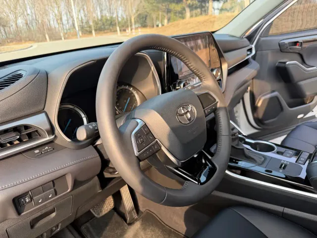 Toyota Highlander — Фото автомобиля 13