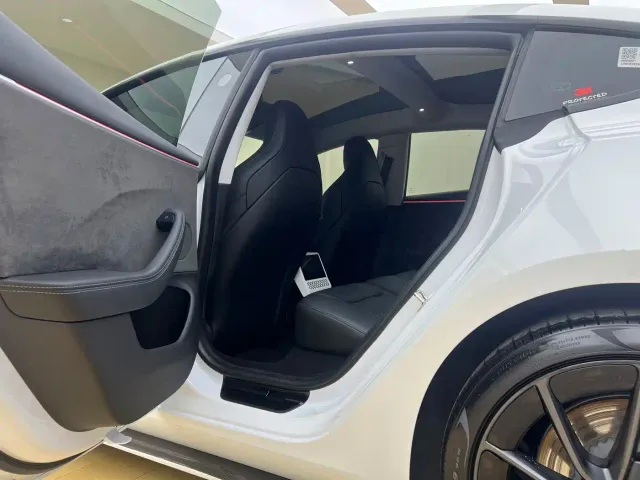 Tesla Model 3 — Фото автомобиля 8