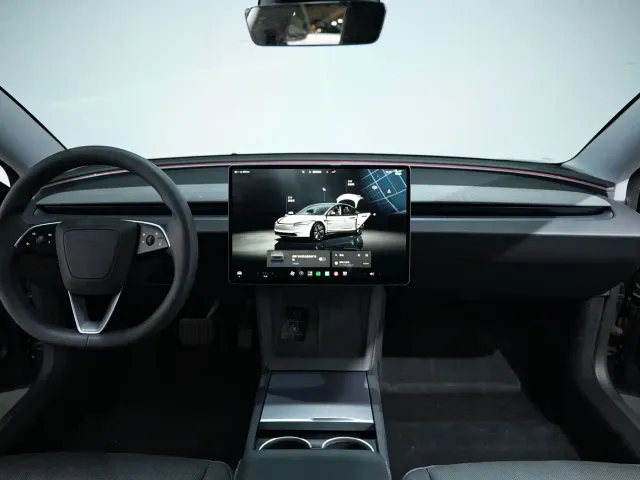 Tesla Model 3 — Фото автомобиля 9