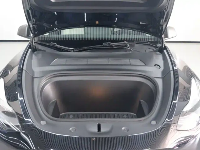 Tesla Model Y — Фото автомобиля 5
