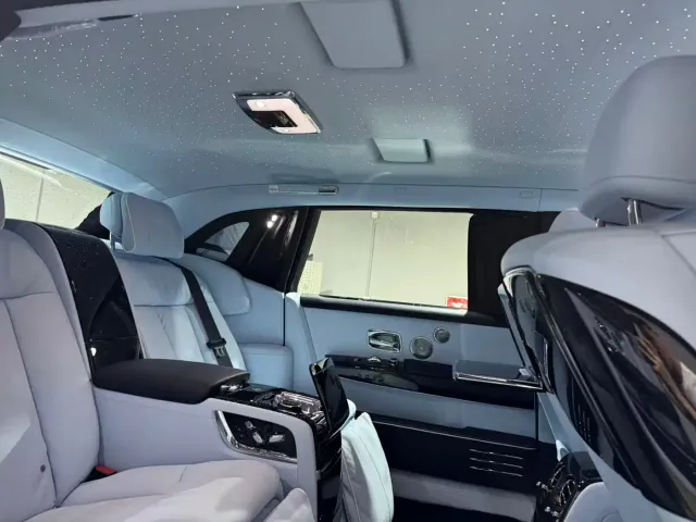 Rolls-Royce Phantom — Фото автомобиля 14