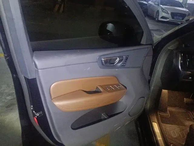 Volvo XC60 — Фото автомобиля 7