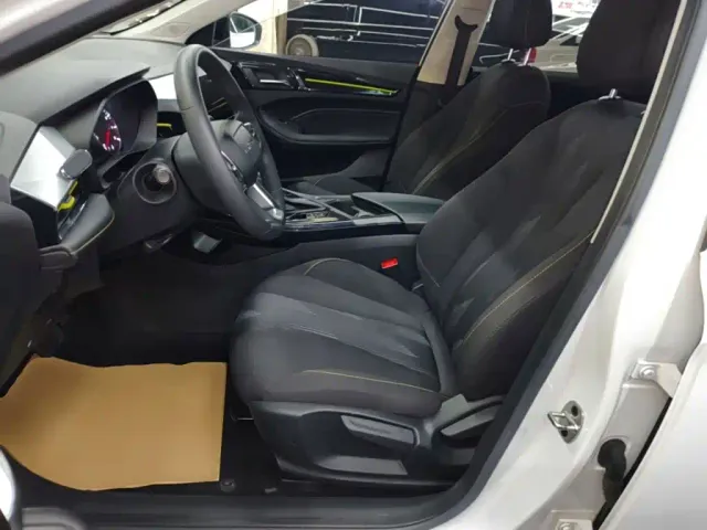 Roewe i5 — Фото автомобиля 14