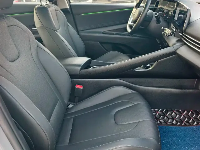 Hyundai Elantra 2022 1.5L CVT LUX Premium Edition — Фото автомобиля 8