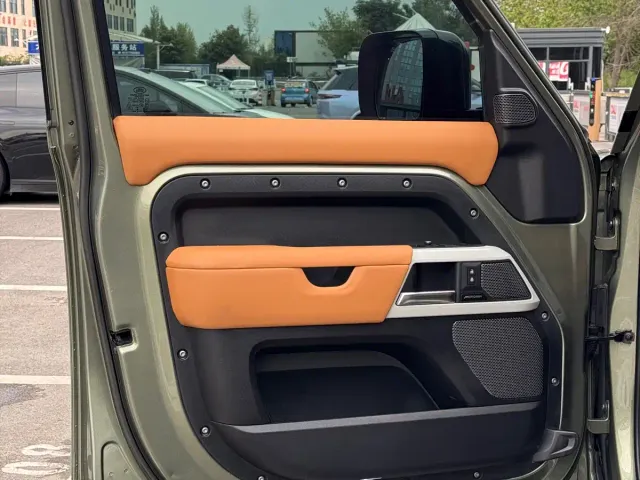 Land Rover Defender — Фото автомобиля 17