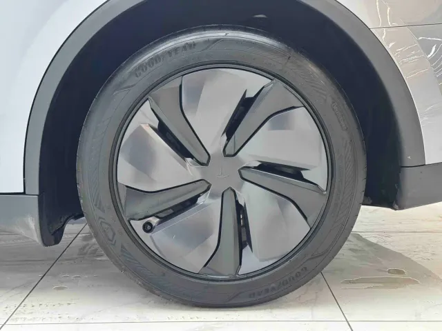Tesla Model Y — Фото автомобиля 6