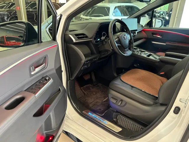Toyota Sienna — Фото автомобиля 9