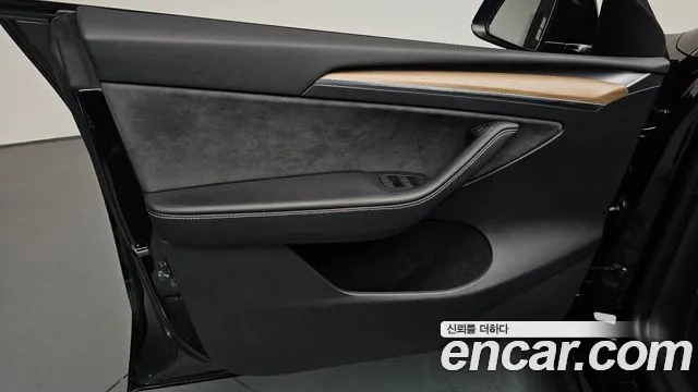 Tesla Model Y — Фото автомобиля 21