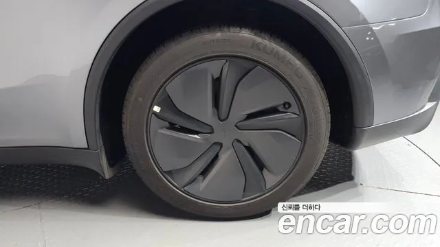 Tesla Model Y — Фото автомобиля 6