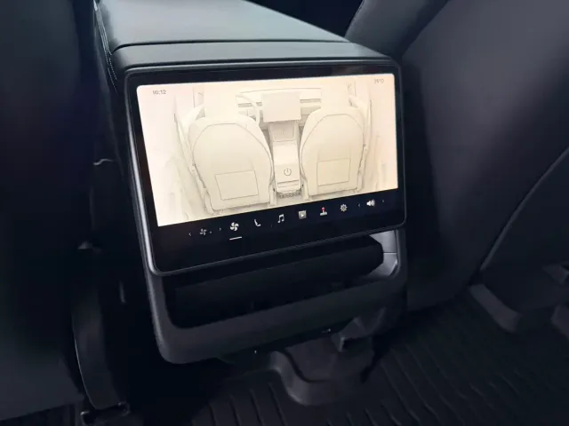 Tesla Model Y — Фото автомобиля 12