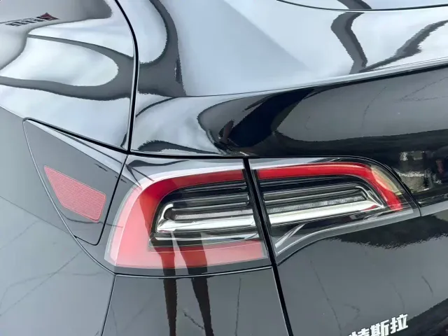 Tesla Model Y — Фото автомобиля 13