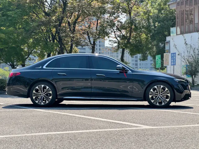 Mercedes-Benz E-Class — Фото автомобиля 8