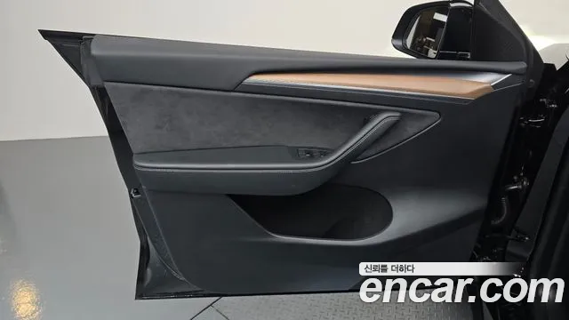 Tesla Model Y — Фото автомобиля 13