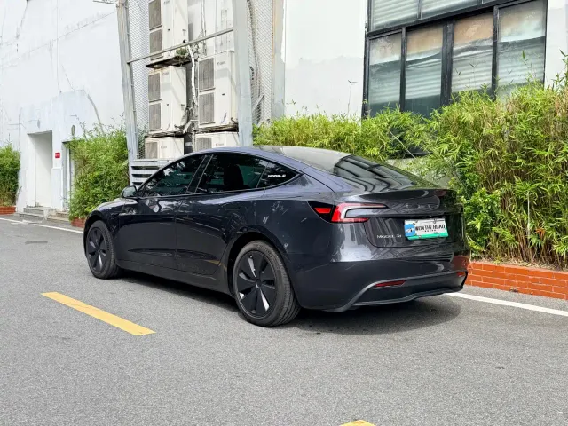 Tesla Model 3 — Фото автомобиля 4