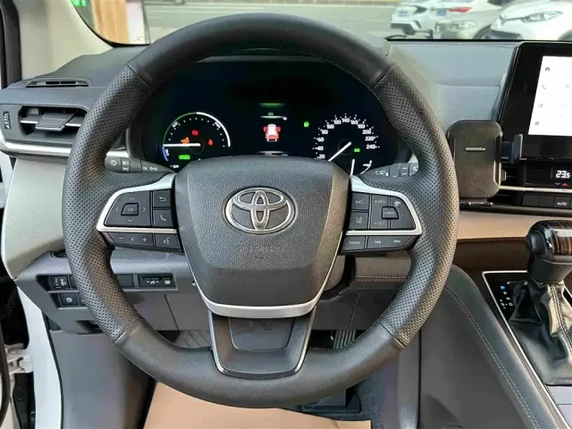 Toyota Sienna — Фото автомобиля 13