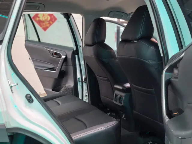 Toyota RAV4 — Фото автомобиля 8