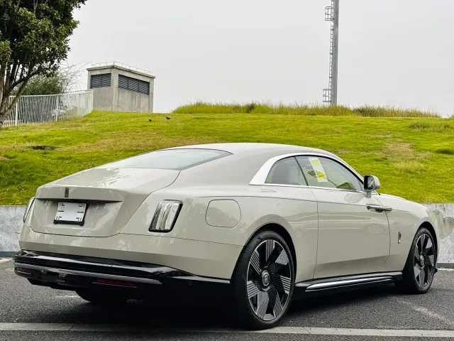 Rolls-Royce Spectre — Фото автомобиля 10