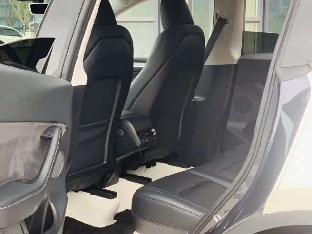 Tesla Model Y — Фото автомобиля 22
