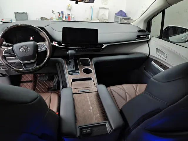 Toyota Sienna — Фото автомобиля 11