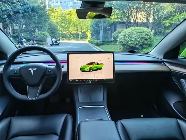 Tesla Model 3 — Фото автомобиля 5