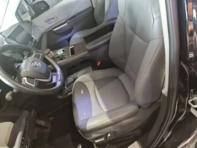 Toyota Sienna — Фото автомобиля 14