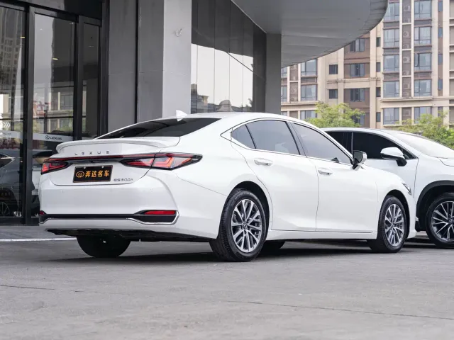Lexus ES — Фото автомобиля 3