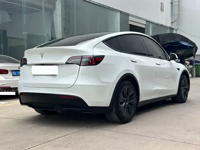 Tesla Model Y — Фото автомобиля 9